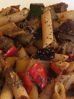 Una foto de Macarrones integrales con salteado de verduras y setas congeladas