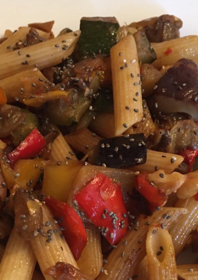 Una foto de Macarrones integrales con salteado de verduras y setas congeladas