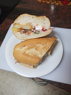 Una foto de Bocadillo isleño (calamares, ensalada y alioli)