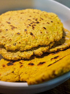 Una foto de Pan naan dorado casero (con fécula de mandioca y harina integral)