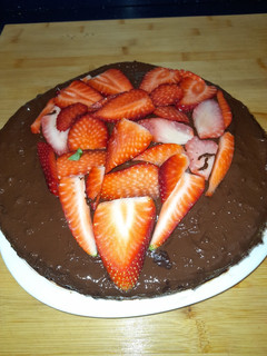 Una foto de Bizcocho tradicional con fresas y chocolate (San Valentín)
