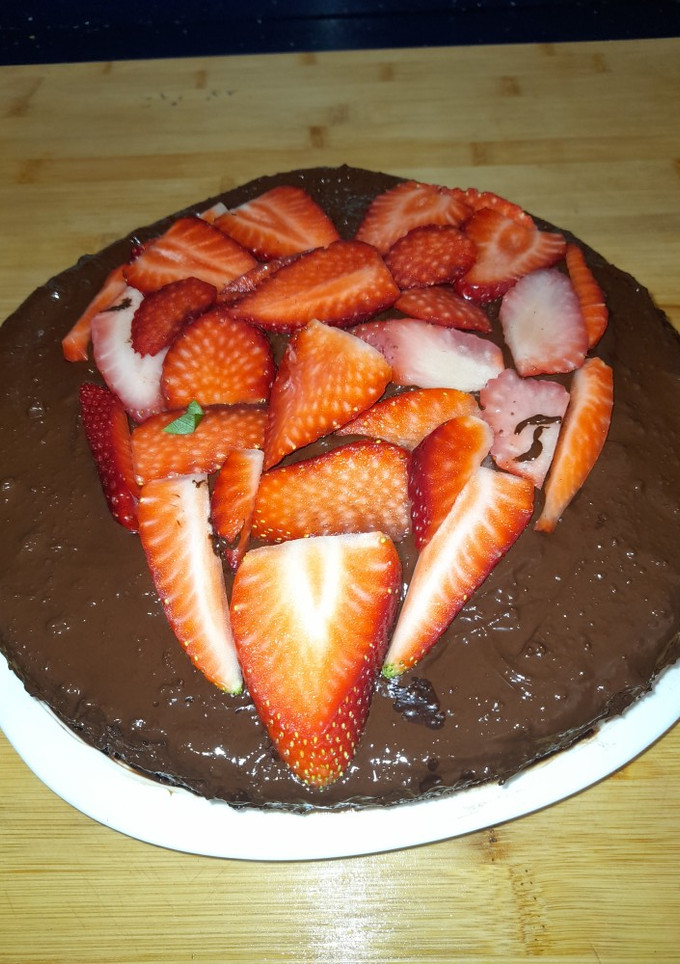 Una foto de Bizcocho tradicional con fresas y chocolate (San Valentín)