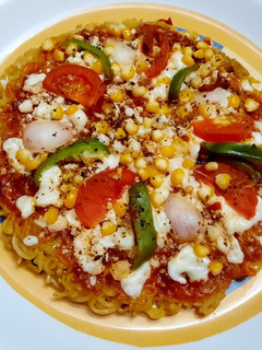 मैगी पिज़्जा (Maggi pizza Recipe in Hindi) रेसिपी मुख्य फोटो