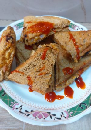A picture of Chilli cheese sandwich.