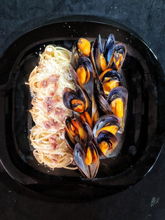 Una foto de Mejillones con spaguetti en salsa de anchoas