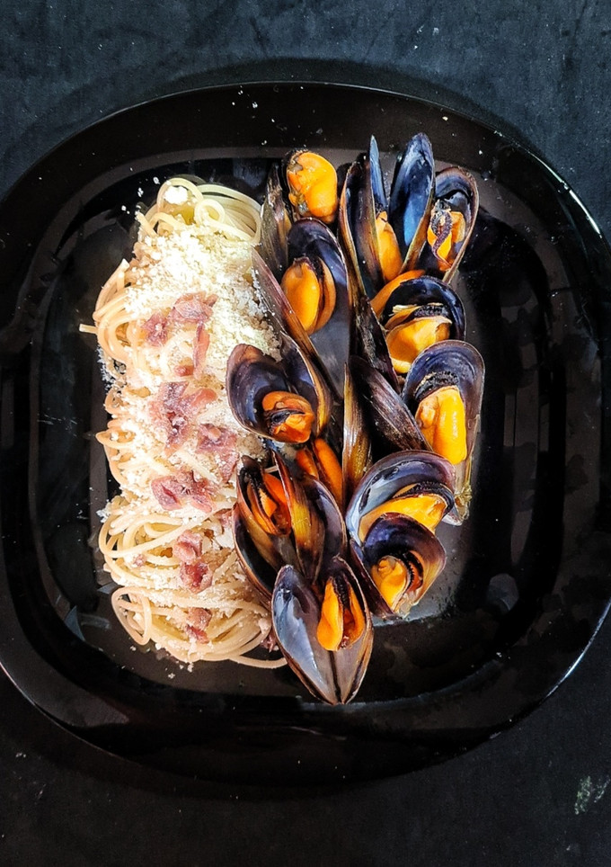 Una foto de Mejillones con spaguetti en salsa de anchoas