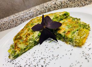 Una foto de Tortilla de lechuga con amapolas