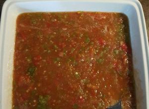 Una foto de Salsa de jitomates y chiles jalapeños, cocidos
