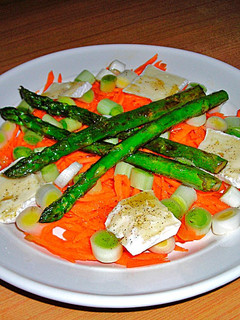 Una foto de Ensalada con espárragos, queso Bríe, zanahoria y puerros