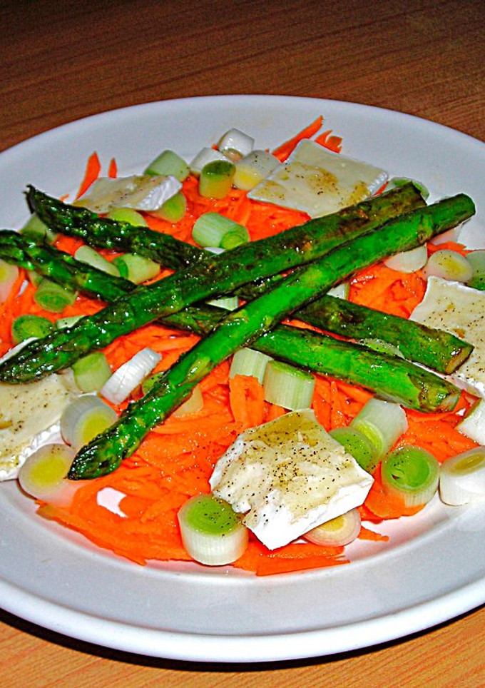Una foto de Ensalada con espárragos, queso Bríe, zanahoria y puerros