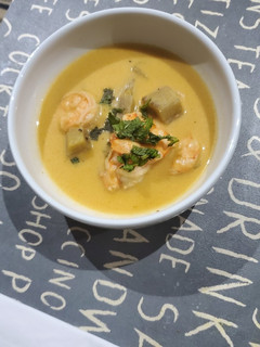 Una foto de Sopa de camarones con hierbabuena y coco 🤤