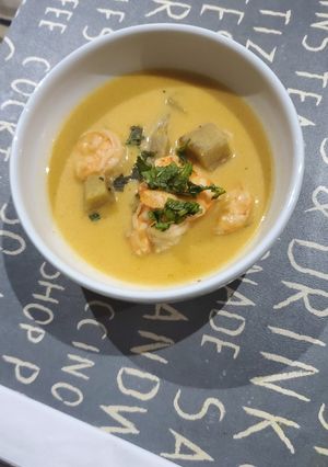 Una foto de Sopa de camarones con hierbabuena y coco 🤤