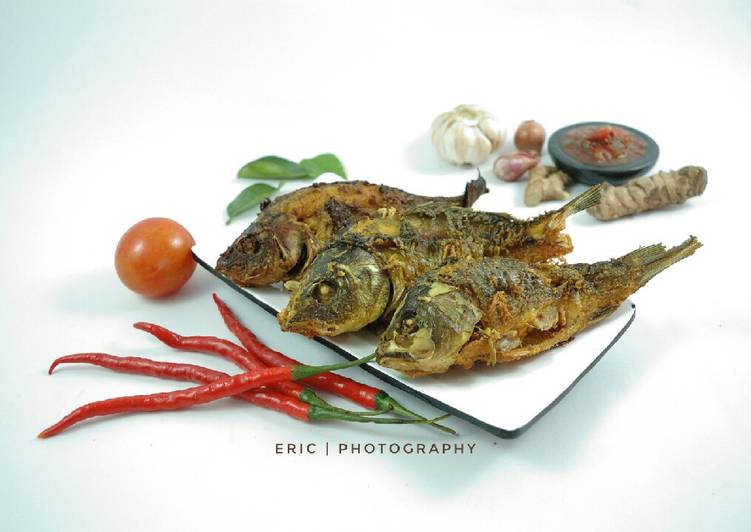 Cara membuat Ikan goreng bumbu kuning yang nikmat Untuk Jualan