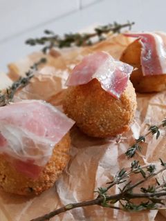 Una foto de Croquetas de estofado de cordero y queso trufado