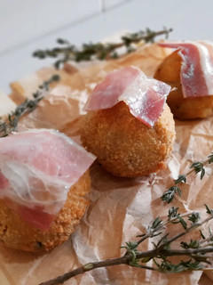 Una foto de Croquetas de estofado de cordero y queso trufado