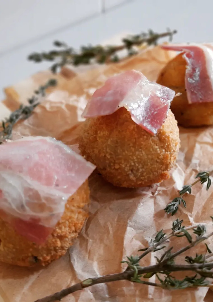 Una foto de Croquetas de estofado de cordero y queso trufado