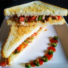 A picture of Crunchy onion tomato toast.