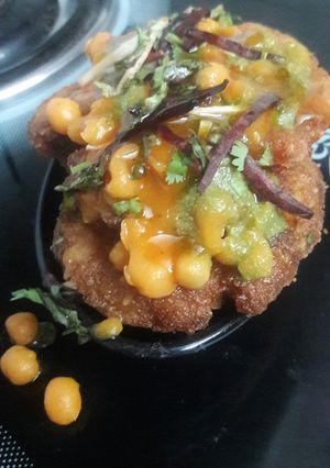 A picture of Aloo (potato) tikki chat.