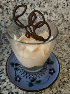 Una foto de Mousse de café y leche condensada