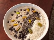 Una foto de chocolate con pistachos