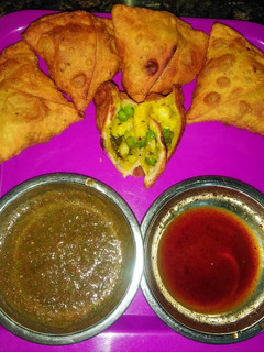 समोसे (Samose recipe in hindi) रेसिपी मुख्य फोटो
