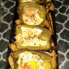 Una foto de Morrones rellenos y papas rústicas