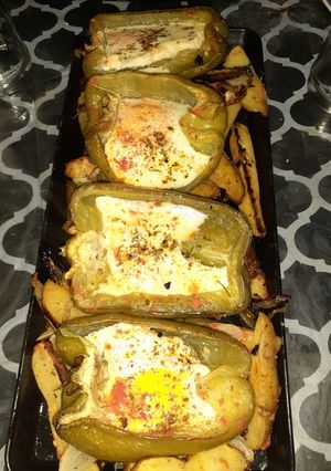 Una foto de Morrones rellenos y papas rústicas