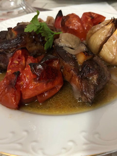 Una foto de Paletilla de cordero al horno con cabeza de ajos y patata al horno