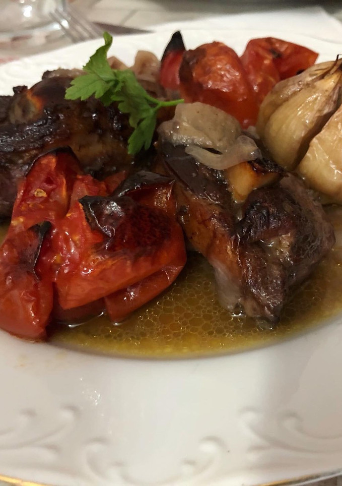 Una foto de Paletilla de cordero al horno con cabeza de ajos y patata al horno