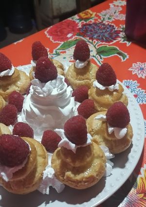 Una foto de Tarta Saint Honore (pasta choux)