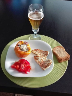 Una foto de Pimiento relleno con queso fresco y tomate