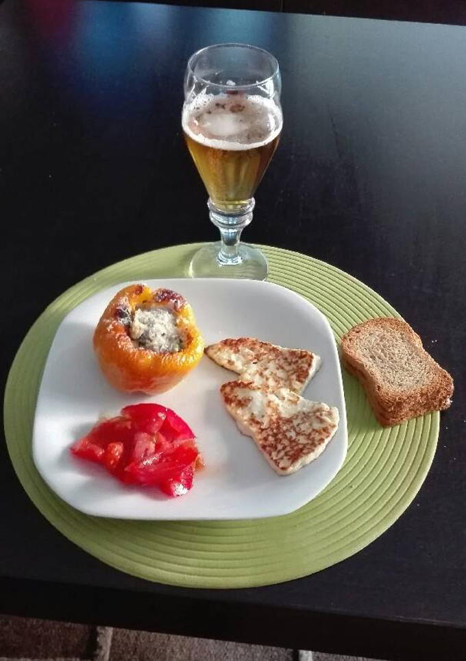 Una foto de Pimiento relleno con queso fresco y tomate