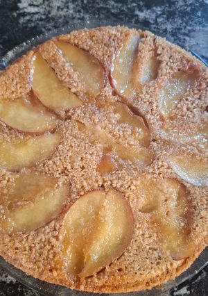Una foto de Tarta invertida de manzana y avena