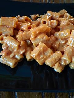 Una foto de Macarrones integrales con salmón y langostinos