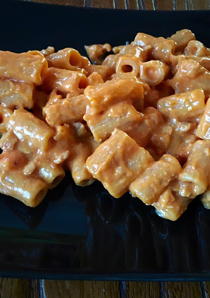 Una foto de Macarrones integrales con salmón y langostinos