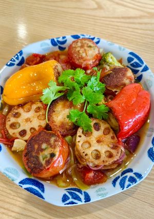 Hình của món Củ sen, ớt chuông và cà chua nhồi chả cá sốt cà.