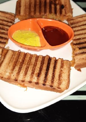 વેજ ગ્રીલ સેન્ડવીચ (Veg. Grill Sandwich Recipe In Gujarati) રેસીપી મુખ્ય ફોટો