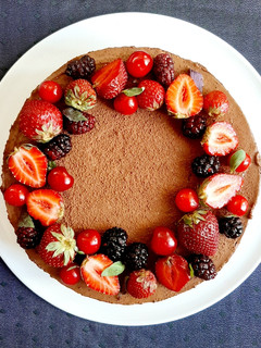 عکسی از دستور کیک موس شکلات و توت فرنگی 🍓🍫