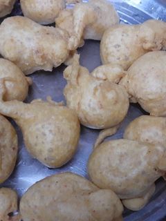 बेसन के पकोड़े(besan ke pakode recipe in hindi) रेसिपी मुख्य फोटो