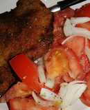 Milanesas con ensalada de tomate, Cebolla y orégano