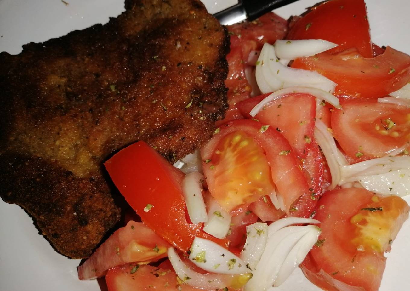 Milanesas con ensalada de tomate, Cebolla y orégano