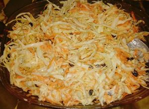 Una foto de Ensalada de repollo, zanahoria, manzana y pasas. Tipo Coleslaw