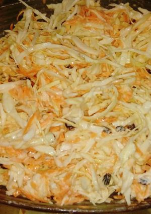 Una foto de Ensalada de repollo, zanahoria, manzana y pasas. Tipo Coleslaw