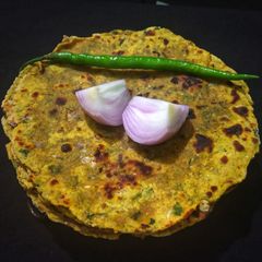 A picture of Missi Roti.