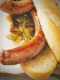 Una foto de Bocata de Salchichas frescas con Pimiento verde asado