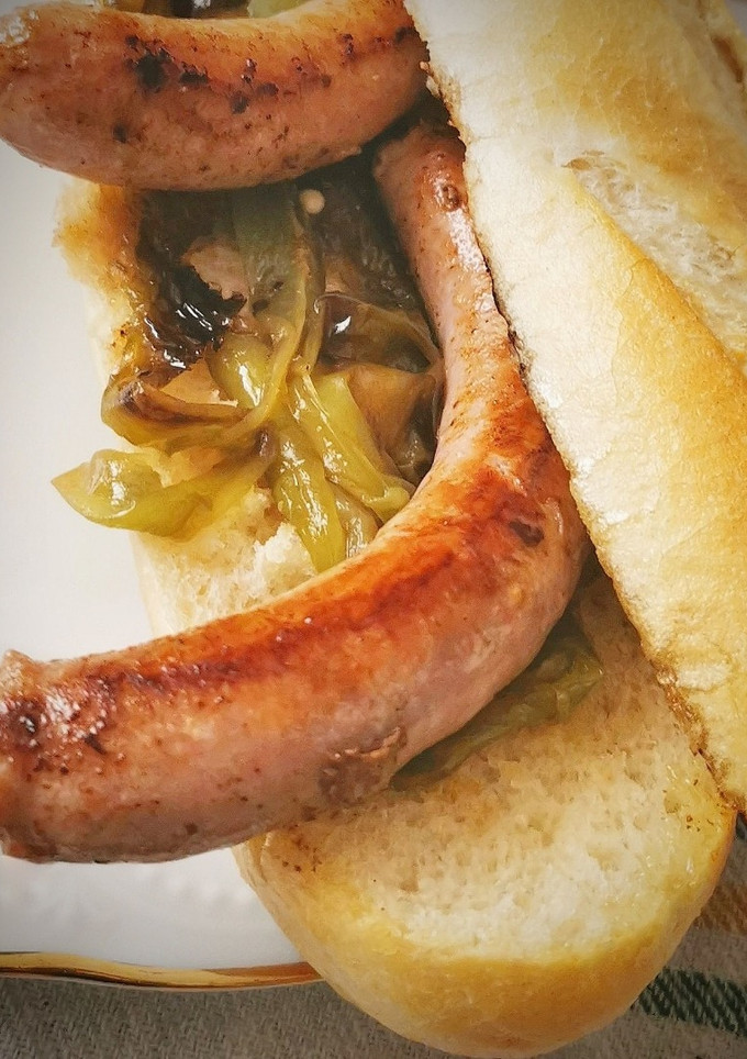 Una foto de Bocata de Salchichas frescas con Pimiento verde asado