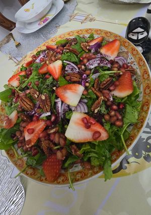 صورة لوصفة سلطه الجرجير مع الفراوله من مطبخ نانا