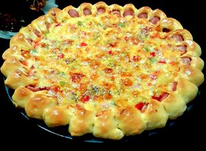 รูปของ โฮมเมดพิซซ่าแป้งหนานุ่มขอบไส้กรอก (Homemade Pizza)