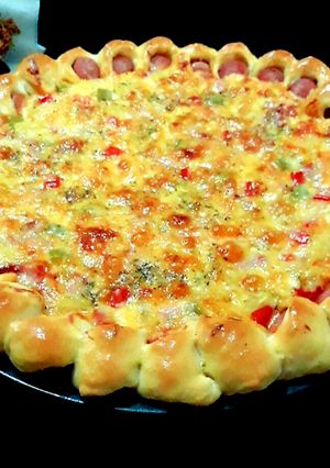 รูปของ โฮมเมดพิซซ่าแป้งหนานุ่มขอบไส้กรอก (Homemade Pizza)