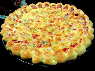 โฮมเมดพิซซ่าแป้งหนานุ่มขอบไส้กรอก (Homemade Pizza)